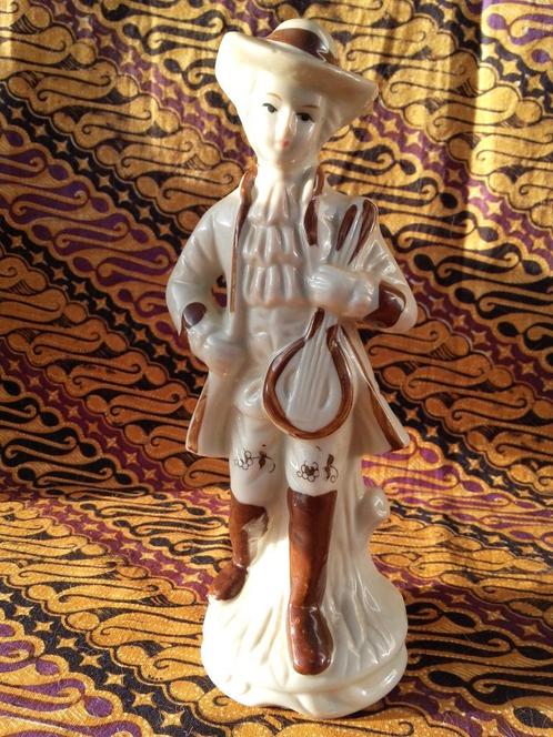 Mooi oud beeldje uit Engeland van jongen met een luit 20 cm., Antiek en Kunst, Antiek | Porselein, Ophalen of Verzenden