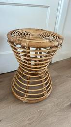Rotan bijzettafelje - plantentafeltje, krukje van rotan, Huis en Inrichting, Tafels | Bijzettafels, 45 tot 60 cm, Overige materialen