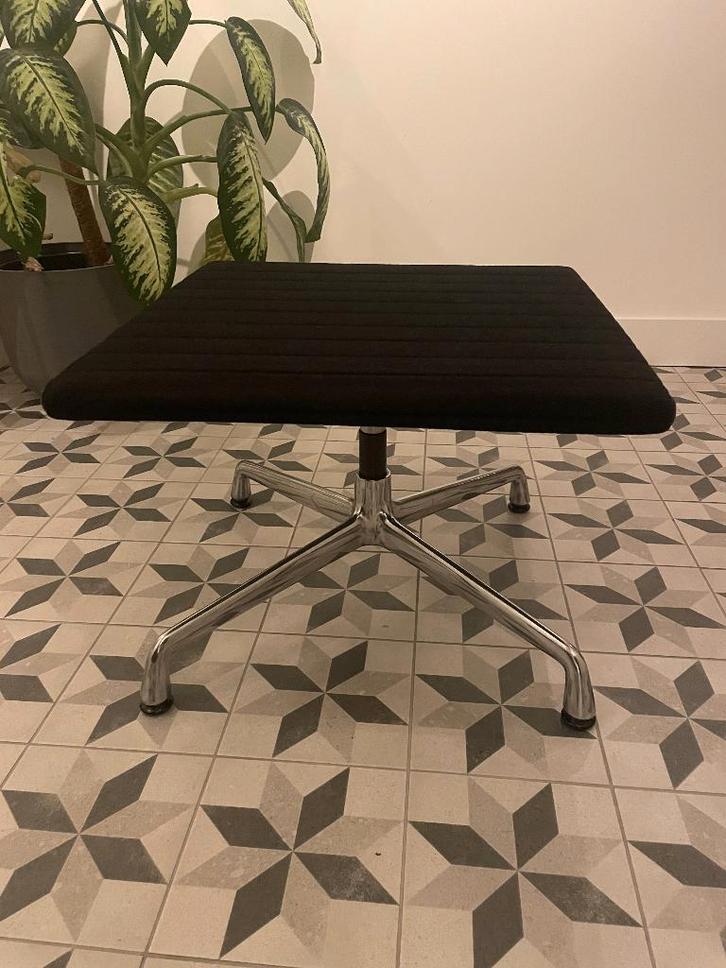 Vitra / Herman Miller EA 125 Hocker – designklassieker, Huis en Inrichting, Fauteuils, Zo goed als nieuw, 50 tot 75 cm, Minder dan 75 cm