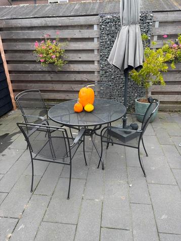 Complete tuinset, 4 stoelen + tafel beschikbaar voor biedingen