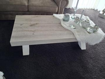 Tafels met dressoir beschikbaar voor biedingen