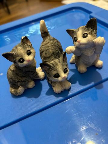 Poesjes set van drie beeldjes grijs gestreept katjes beschikbaar voor biedingen