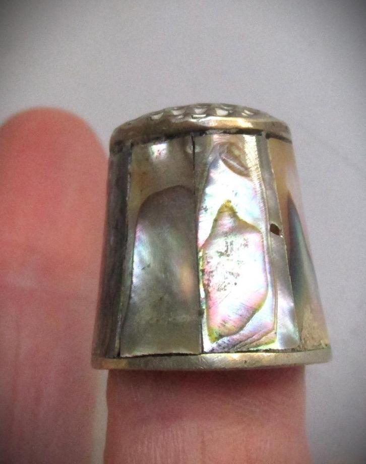 Vingerhoedjes~Abalone~Schelp~Vingerhoed~Zilver kleur, Verzamelen, Overige Verzamelen, Gebruikt, Ophalen of Verzenden