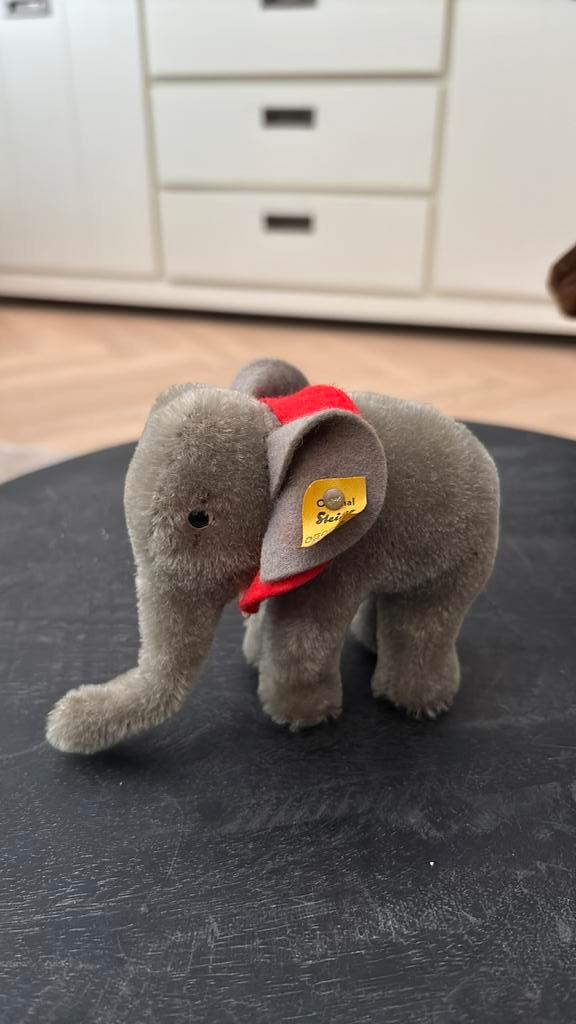 Steiff Olifant met Rood Zadel (Art. 0500/10) – Met label!, Kinderen en Baby's, Speelgoed | Knuffels en Pluche, Zo goed als nieuw