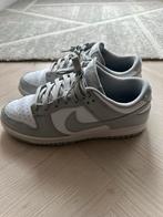 Nike Dunk Low Grijs - Maat 40, Kleding | Dames, Schoenen, Ophalen of Verzenden, Zo goed als nieuw, Zwart, Sneakers of Gympen