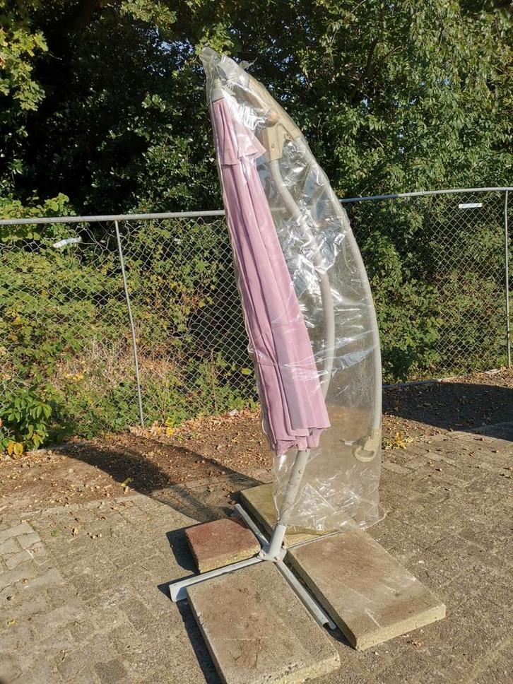 Mooie Zweefparasol met Voet, Tuin en Terras, Parasols, Zo goed als nieuw, Zweefparasol, 2 tot 3 meter, Kantelbaar, Ophalen of Verzenden