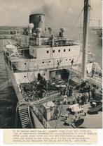 Oude persfoto Amsterdam met brandend schip Alkor, Ophalen of Verzenden, 1940 tot 1960, Ongelopen, Noord-Holland