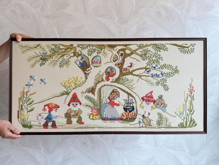 Vintage borduurwerk baby / kinderkamer kabouters wanddeco, Huis en Inrichting, Woonaccessoires | Wanddecoraties, Zo goed als nieuw