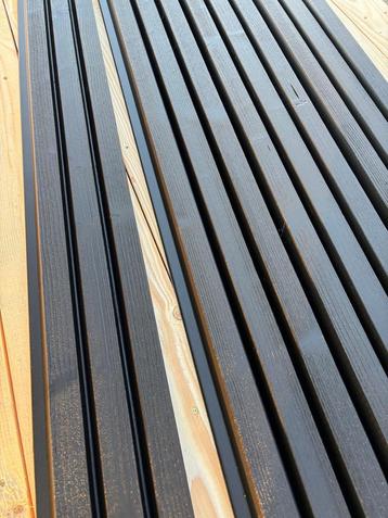 Zwarte houten gevelbekleding beschikbaar voor biedingen
