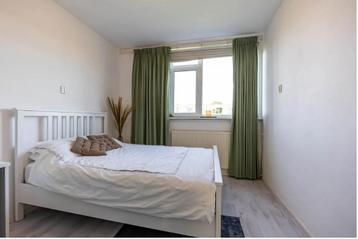 Mooi wit bed met matras beschikbaar voor biedingen