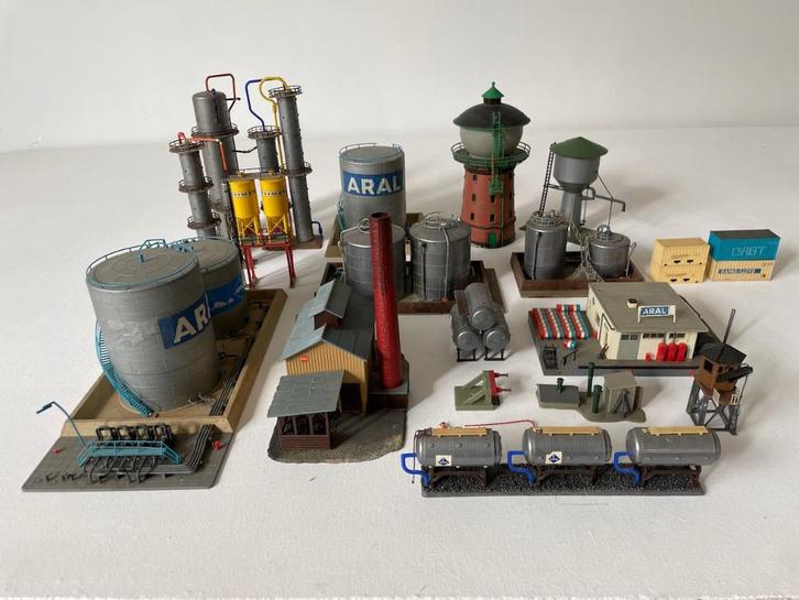 modelbouw industrieterrein 12 onderdelen oa ARAL, Hobby en Vrije tijd, Modeltreinen | H0, Zo goed als nieuw, Brug, Tunnel of Gebouw