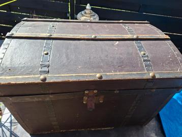 oude hutkoffer  kist beschikbaar voor biedingen