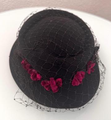 Vintage zwart hoedje met roze bloemetjes en netversiering beschikbaar voor biedingen