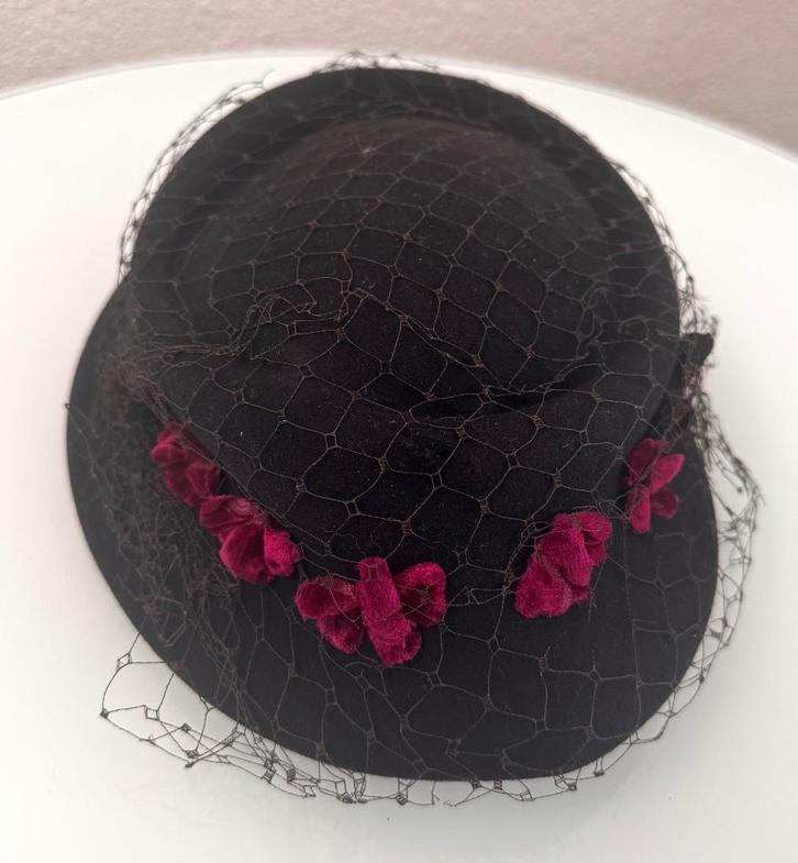 Vintage zwart hoedje met roze bloemetjes en netversiering, Kleding | Dames, Hoeden en Petten, Zo goed als nieuw, Hoed, 56 of 57 cm (M, 7 of 7⅛ inch)