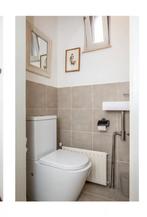 Toilet van 5 jaar oud/nieuw ,radiator en wasbakje, Ophalen, Zo goed als nieuw