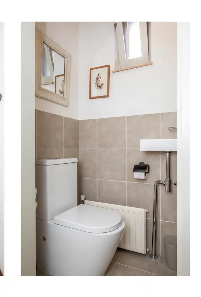 Toilet van 5 jaar oud/nieuw ,radiator en wasbakje, Huis en Inrichting, Badkamer | Complete badkamers, Zo goed als nieuw, Ophalen
