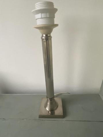 Klassieke verzilverde lange lampenvoet. Chique lamp beschikbaar voor biedingen