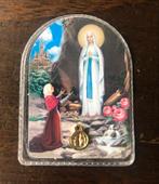 Nieuw bidprentje met medaille Maria van Lourdes, Verzamelen, Religie, Nieuw, Overige typen, Ophalen of Verzenden, Christendom | Katholiek