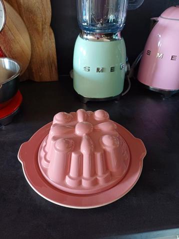 Mooie pastel roze puddingvorm van Regout beschikbaar voor biedingen