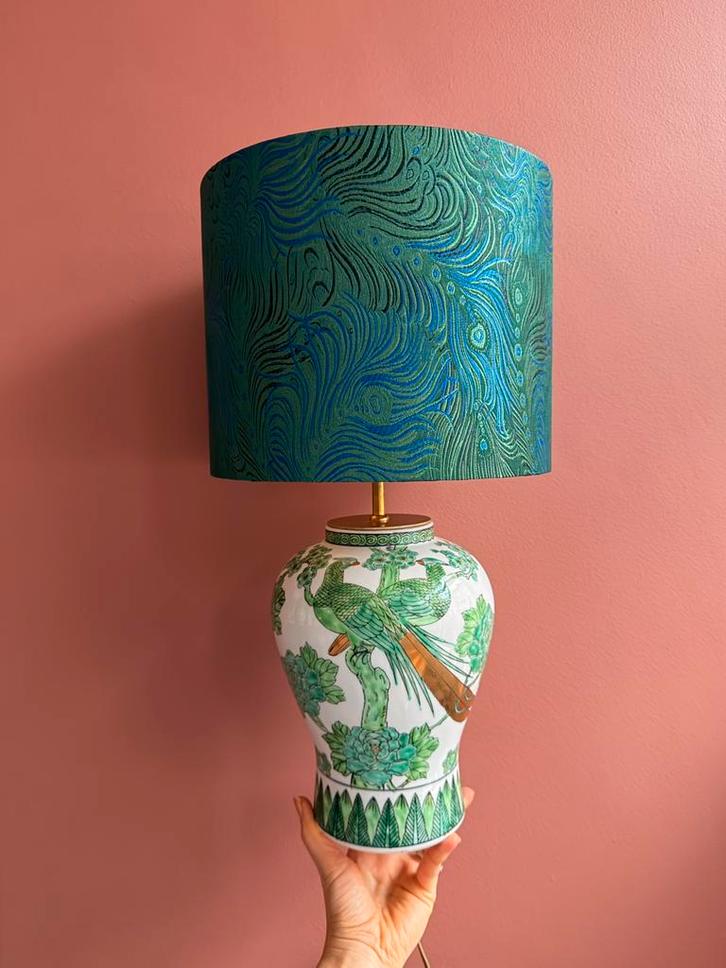 Groene Gold Imari vaas-lamp met groene veren lampenkap, Huis en Inrichting, Lampen | Tafellampen, Nieuw, 50 tot 75 cm, Stof, Ophalen of Verzenden
