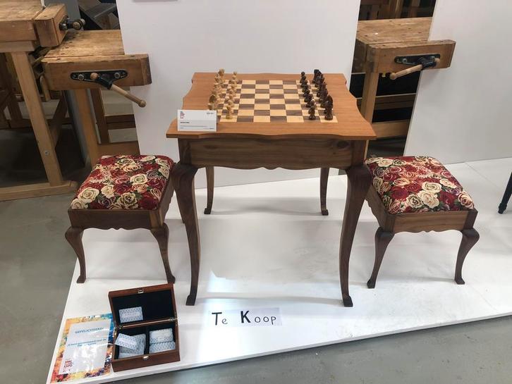 Handgemaakte schaaktafel met 2 krukken en speelstukken., Hobby en Vrije tijd, Gezelschapsspellen | Bordspellen, Zo goed als nieuw