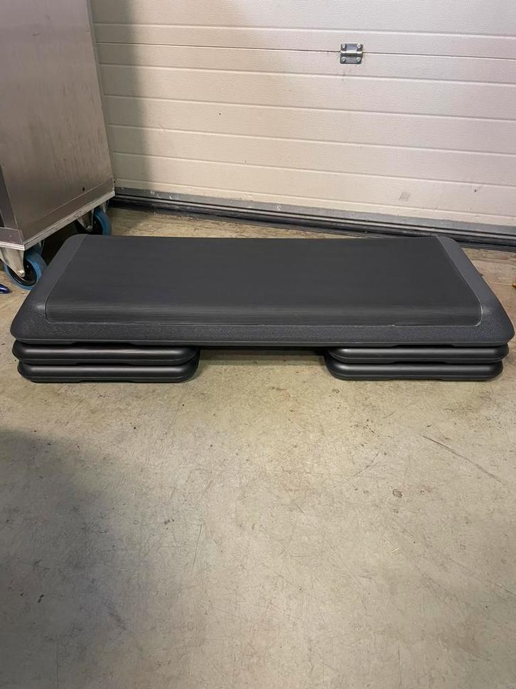 Aerobic Step bank met verhogingen (nieuwstaat), Sport en Fitness, Fitnessmaterialen, Zo goed als nieuw, Stepbank, Ophalen