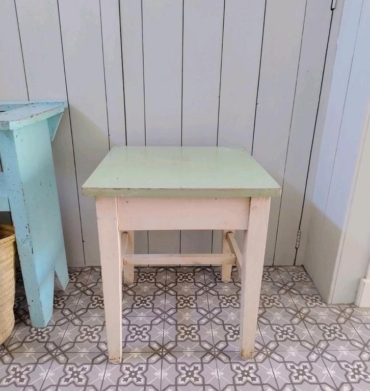 Prachtig! Brocante vintage kruk tafel Frans, Huis en Inrichting, Slaapkamer | Nachtkastjes, Zo goed als nieuw, Minder dan 55 cm