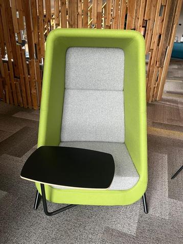 4-poots akoestisch zitmeubel met vaste schrijftafel beschikbaar voor biedingen