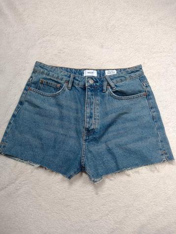 America Today mom short 38 M beschikbaar voor biedingen