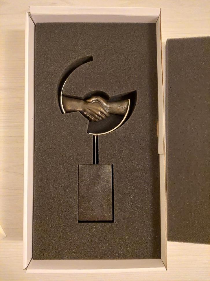 Bronzen Beeld "de handdruk" NIEUW, Antiek en Kunst, Kunst | Beelden en Houtsnijwerken, Ophalen of Verzenden