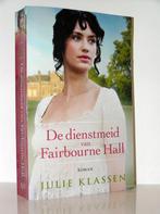 Julie Klassen - De dienstmeid van Fairbourne Hall (herdruk), Boeken, Romans, Ophalen of Verzenden, Zo goed als nieuw, Nederland