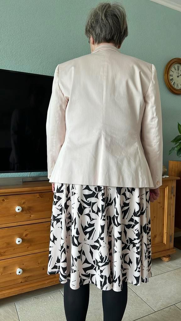 Jurkje met jasje - Moeder van de bruid, Kleding | Dames, Jurken, Zo goed als nieuw, Maat 42/44 (L), Beige, Knielengte, Ophalen of Verzenden