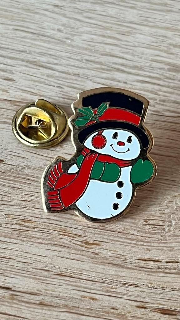 Leuke Sneeuwpop Pin, Verzamelen, Speldjes, Pins en Buttons, Zo goed als nieuw, Speldje of Pin, Figuurtje, Ophalen of Verzenden
