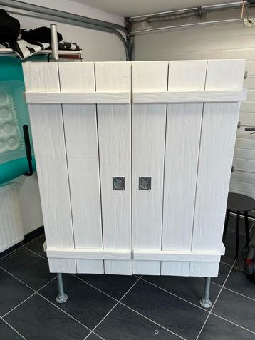 Witte Kinderkamer Kast met Metalen Poten beschikbaar voor biedingen