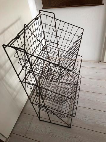 Antiek winkelrekje beschikbaar voor biedingen