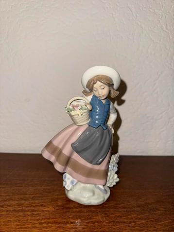 Lladro Sweet Scent - Girl with Basket beschikbaar voor biedingen