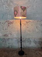 Vloerlamp met baluster-stam – klassieke uitstraling, Huis en Inrichting, Lampen | Vloerlampen, Ophalen, Gebruikt, 100 tot 150 cm