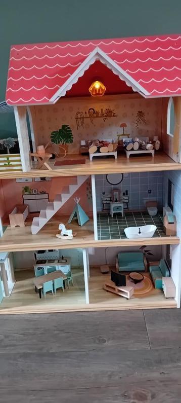 Compleet poppenhuis mét poppetjes en meubels beschikbaar voor biedingen
