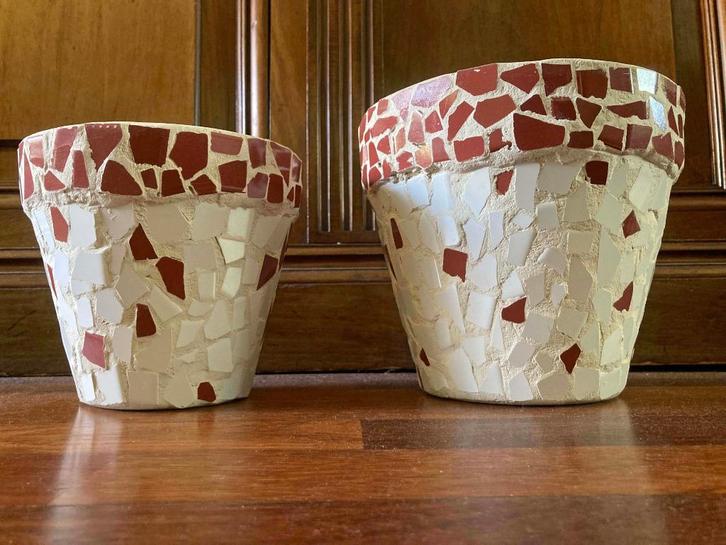 Twee mozaïek bloempotten mozaïek wit / bruin-rood, Tuin en Terras, Bloempotten, Gebruikt, Aardewerk, Binnen, Minder dan 40 cm