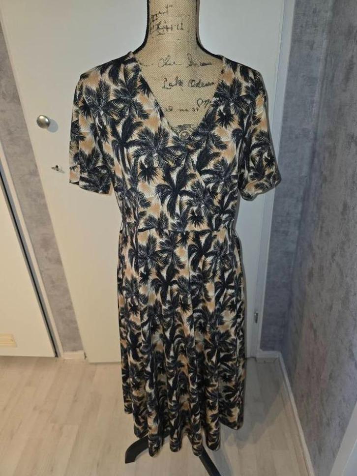 mooie jurk maat M  (z11, Kleding | Dames, Jurken, Zo goed als nieuw, Maat 38/40 (M), Blauw, Onder de knie, Ophalen of Verzenden
