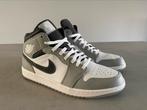 Nike Air Jordan 1 mid smoke grey maat 45 in nieuwstaat, Kleding | Heren, Schoenen, Overige kleuren, Verzenden, Nike Air Jordan