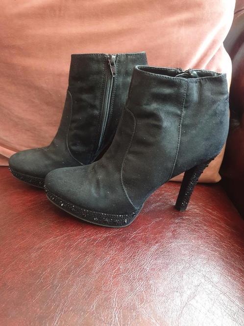Zwarte laarsjes mt 38 hakhoogte 11 cm, amper gedragen, Kleding | Dames, Schoenen, Zo goed als nieuw, Lage of Enkellaarzen, Zwart