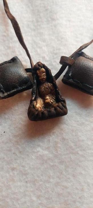 Tibetaanse boeddha ketting in leer met amuletten, Antiek en Kunst, Kunst | Niet-Westerse kunst, Ophalen of Verzenden