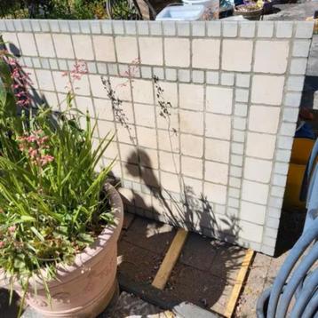 Mooie tuintafel. ( tegeltjes). beschikbaar voor biedingen
