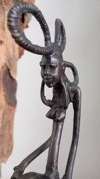 Afrikaans bronzen beeld van een vrouw (59), Antiek en Kunst, Ophalen of Verzenden