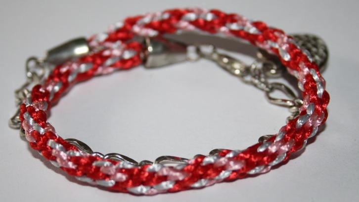 Kumihimo gevlochten armband in roze, rood en zilvergrijs, Sieraden, Tassen en Uiterlijk, Armbanden, Nieuw, Overige materialen