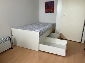 eenpersoons-bed met 3 opberglades beschikbaar voor biedingen