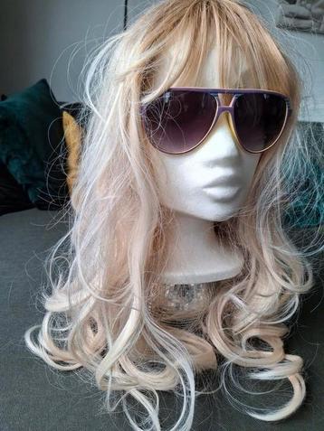 Blonde pruik met pony beschikbaar voor biedingen