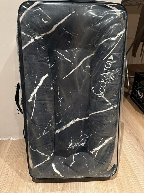 Dockatot sleepyhead baby nestjes deluxe zwart marmer, Kinderen en Baby's, Dekens, Slaapzakjes en Inbakerproducten, Zo goed als nieuw