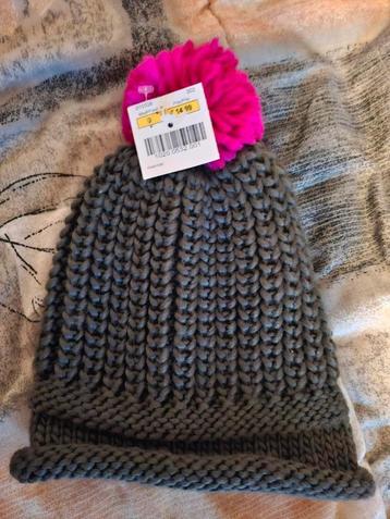 Muts met Pompon beschikbaar voor biedingen